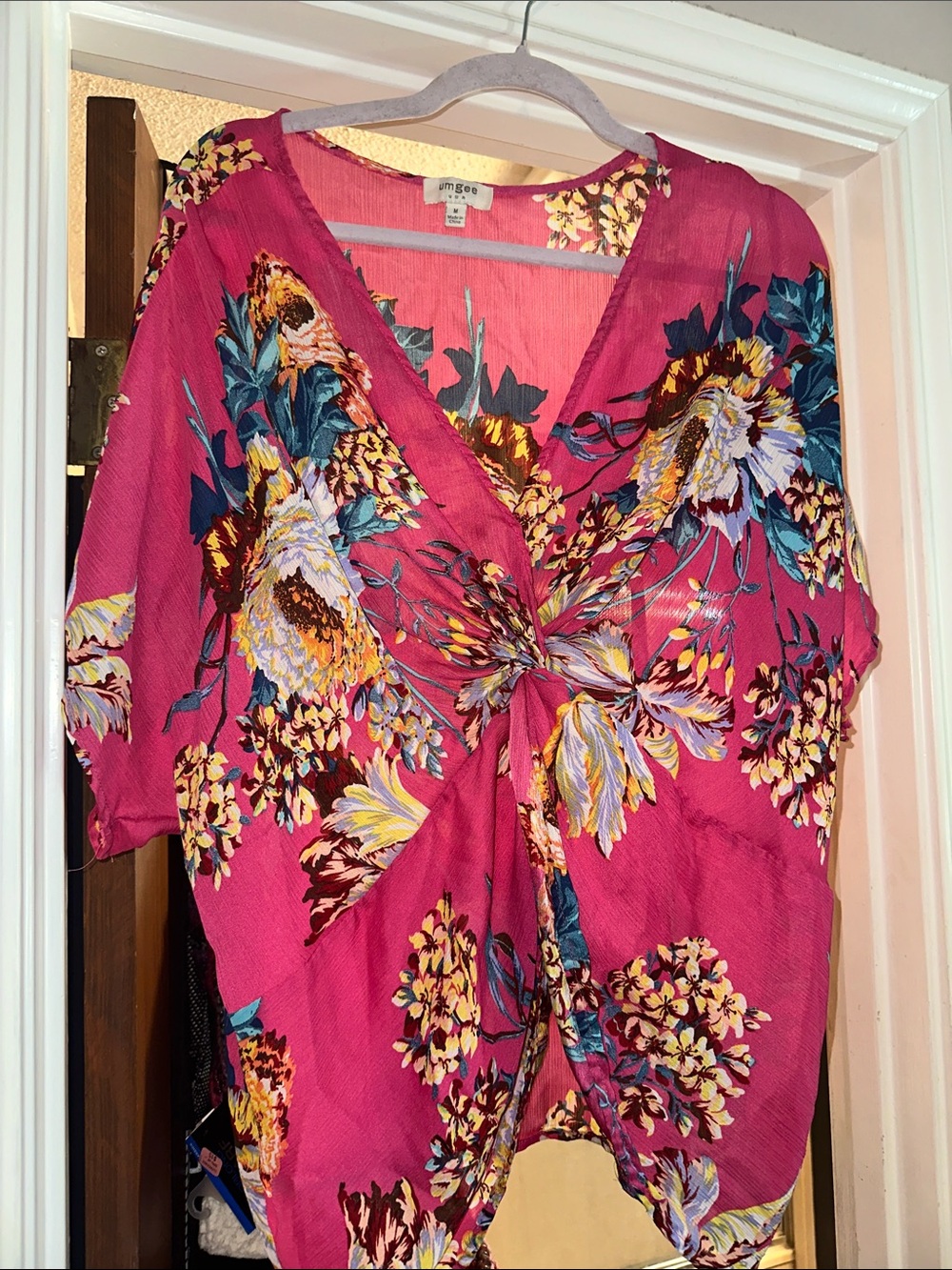 NWOT Umgee Pink Floral Knot-Front Blouse med 100% poly cute